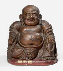 Figur des Budai aus Holz mit Lackauflage und Vergoldung