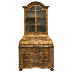 Vitrinenaufsatzkommode. Barockstil