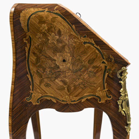 A ladies bureau (Bureau de pente). Paris, circa 1765, marked Joseph Schmitz (master 1761) - photo 5