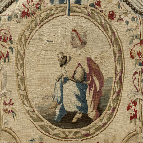 A pair of fauteuils à la Reine. France, circa 1780 - photo 3