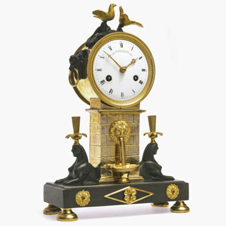 A mantle clock with glass dome. Gaston Jolly, Paris (master 1784, died after 1820), circa 1800 Bronze, brüniert und vergoldet - фото 1