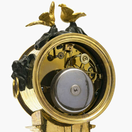 A mantle clock with glass dome. Gaston Jolly, Paris (master 1784, died after 1820), circa 1800 Bronze, brüniert und vergoldet - фото 2