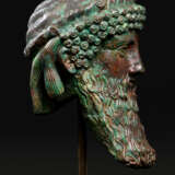 A ROMAN ARCHAISTIC BRONZE HERM HEAD OF HERMES PROPYLAIOS - Foto 2