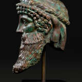 A ROMAN ARCHAISTIC BRONZE HERM HEAD OF HERMES PROPYLAIOS - Foto 3