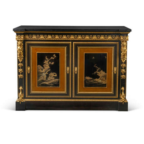 A RESTAURATION ORMOLU-MOUNTED, BRASS-INLAID, EBONY AND JAPANESE LACQUER MEUBLE D`APPUI - photo 1