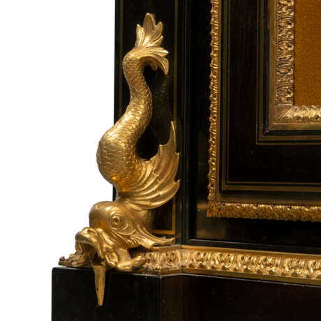 A RESTAURATION ORMOLU-MOUNTED, BRASS-INLAID, EBONY AND JAPANESE LACQUER MEUBLE D`APPUI - photo 3