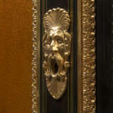 A RESTAURATION ORMOLU-MOUNTED, BRASS-INLAID, EBONY AND JAPANESE LACQUER MEUBLE D`APPUI - photo 5