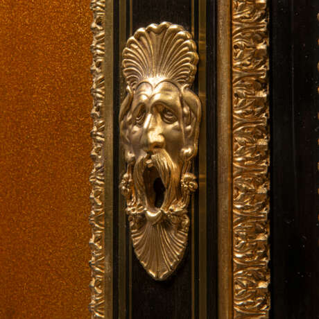 A RESTAURATION ORMOLU-MOUNTED, BRASS-INLAID, EBONY AND JAPANESE LACQUER MEUBLE D`APPUI - photo 5