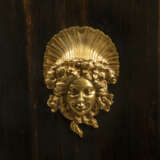 A RESTAURATION ORMOLU-MOUNTED, BRASS-INLAID, EBONY AND JAPANESE LACQUER MEUBLE D`APPUI - photo 6
