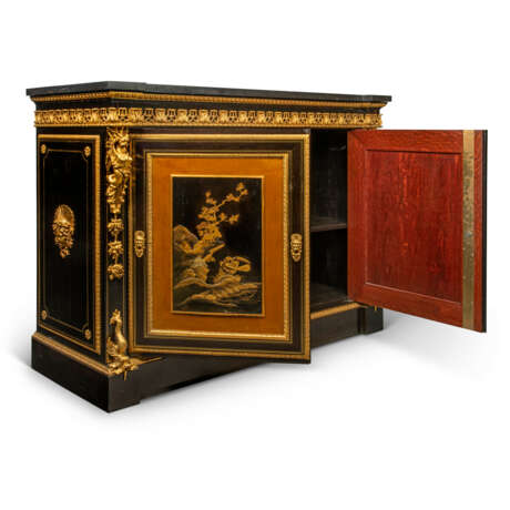 A RESTAURATION ORMOLU-MOUNTED, BRASS-INLAID, EBONY AND JAPANESE LACQUER MEUBLE D`APPUI - photo 8