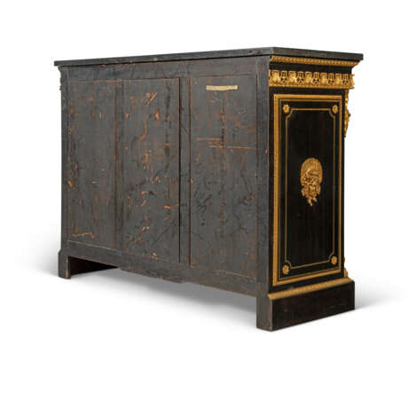 A RESTAURATION ORMOLU-MOUNTED, BRASS-INLAID, EBONY AND JAPANESE LACQUER MEUBLE D`APPUI - photo 9