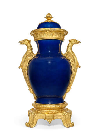 A LATE LOUIS XV ORMOLU-MOUNTED `BLEU TURQUE` CHINESE PORCELAIN VASE AND COVER OF EXCEPTIONALLY LARGE SIZE - photo 1