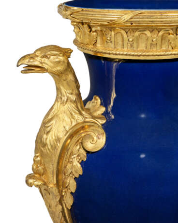 A LATE LOUIS XV ORMOLU-MOUNTED `BLEU TURQUE` CHINESE PORCELAIN VASE AND COVER OF EXCEPTIONALLY LARGE SIZE - photo 2