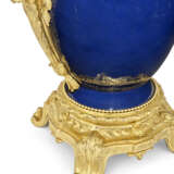 A LATE LOUIS XV ORMOLU-MOUNTED `BLEU TURQUE` CHINESE PORCELAIN VASE AND COVER OF EXCEPTIONALLY LARGE SIZE - photo 3