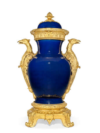A LATE LOUIS XV ORMOLU-MOUNTED `BLEU TURQUE` CHINESE PORCELAIN VASE AND COVER OF EXCEPTIONALLY LARGE SIZE - photo 5