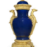 A LATE LOUIS XV ORMOLU-MOUNTED `BLEU TURQUE` CHINESE PORCELAIN VASE AND COVER OF EXCEPTIONALLY LARGE SIZE - photo 6
