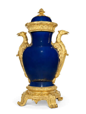 A LATE LOUIS XV ORMOLU-MOUNTED `BLEU TURQUE` CHINESE PORCELAIN VASE AND COVER OF EXCEPTIONALLY LARGE SIZE - photo 6