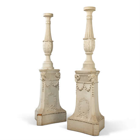 A PAIR OF GEORGE III WHITE-PAINTED CARVED LIMEWOOD AND COMPOSITION ORNAMENT TORCHERES - photo 2
