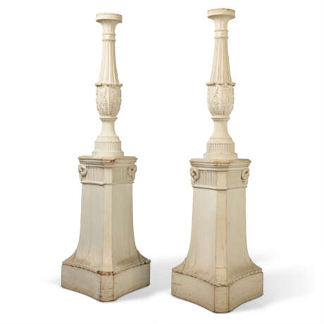 A PAIR OF GEORGE III WHITE-PAINTED CARVED LIMEWOOD AND COMPOSITION ORNAMENT TORCHERES - photo 3