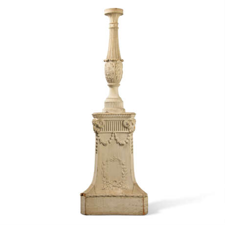 A PAIR OF GEORGE III WHITE-PAINTED CARVED LIMEWOOD AND COMPOSITION ORNAMENT TORCHERES - photo 5