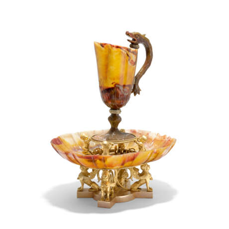 AN ORMOLU AND SILVER-GILT MOUNTED CARVED AGATE EWER AND BASIN - фото 1