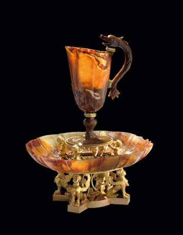 AN ORMOLU AND SILVER-GILT MOUNTED CARVED AGATE EWER AND BASIN - фото 7