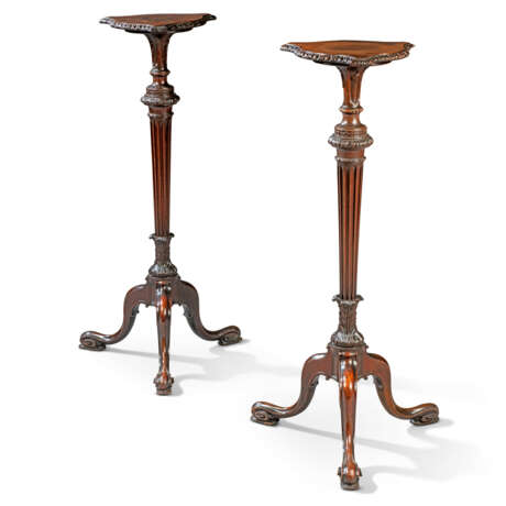A PAIR OF GEORGE III MAHOGANY TORCHERES - фото 1