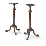 A PAIR OF GEORGE III MAHOGANY TORCHERES - фото 2
