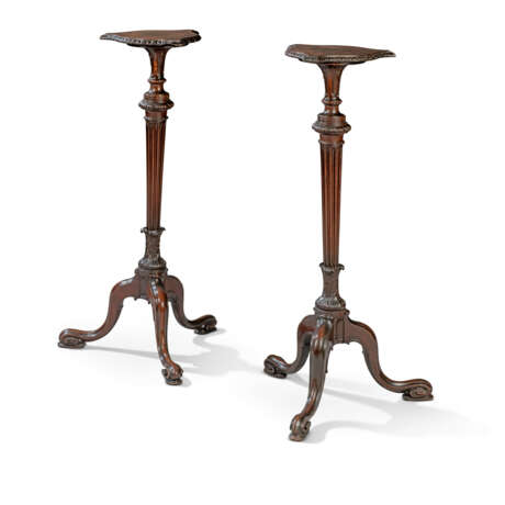 A PAIR OF GEORGE III MAHOGANY TORCHERES - фото 2
