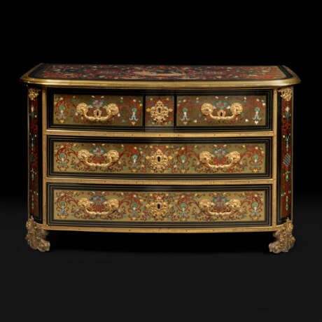 A LOUIS XIV ORMOLU-MOUNTED BRASS, TORTOISESHELL, IVORY, MOTHER-OF-PEARL INLAID AND POLYCHROME-DECORATED STAINED HORN MARQUETRY COMMODE - Foto 1