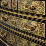 A LOUIS XIV ORMOLU-MOUNTED BRASS, TORTOISESHELL, IVORY, MOTHER-OF-PEARL INLAID AND POLYCHROME-DECORATED STAINED HORN MARQUETRY COMMODE - Foto 2