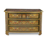 A LOUIS XIV ORMOLU-MOUNTED BRASS, TORTOISESHELL, IVORY, MOTHER-OF-PEARL INLAID AND POLYCHROME-DECORATED STAINED HORN MARQUETRY COMMODE - Foto 3