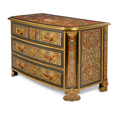 A LOUIS XIV ORMOLU-MOUNTED BRASS, TORTOISESHELL, IVORY, MOTHER-OF-PEARL INLAID AND POLYCHROME-DECORATED STAINED HORN MARQUETRY COMMODE - Foto 4
