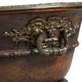 A GEORGE II GILT-LACQUERED-BRASS-MOUNTED PADOUK WINE COOLER - фото 3