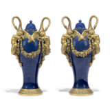 A PAIR OF LOUIS XV ORMOLU-MOUNTED BLUE CHINESE PORCELAIN COVERED VASES - фото 1