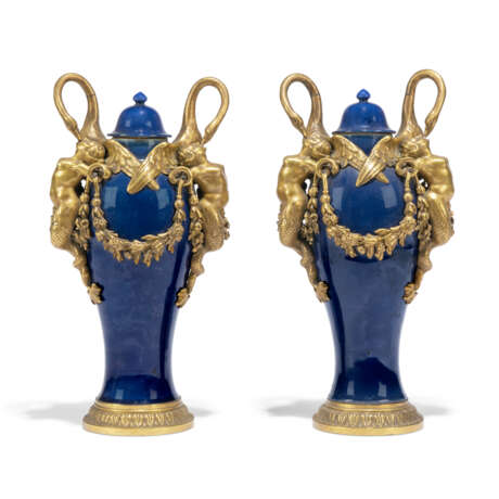 A PAIR OF LOUIS XV ORMOLU-MOUNTED BLUE CHINESE PORCELAIN COVERED VASES - фото 1