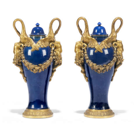 A PAIR OF LOUIS XV ORMOLU-MOUNTED BLUE CHINESE PORCELAIN COVERED VASES - фото 2