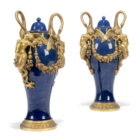 A PAIR OF LOUIS XV ORMOLU-MOUNTED BLUE CHINESE PORCELAIN COVERED VASES - фото 3