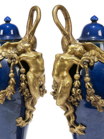 A PAIR OF LOUIS XV ORMOLU-MOUNTED BLUE CHINESE PORCELAIN COVERED VASES - фото 4