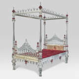 A VICTORIAN GILT-METAL, CUT-CRYSTAL AND RUBY GLASS FOUR-POSTER BED - Foto 1