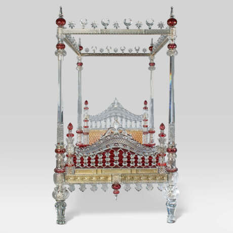 A VICTORIAN GILT-METAL, CUT-CRYSTAL AND RUBY GLASS FOUR-POSTER BED - Foto 2