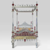 A VICTORIAN GILT-METAL, CUT-CRYSTAL AND RUBY GLASS FOUR-POSTER BED - Foto 2