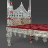 A VICTORIAN GILT-METAL, CUT-CRYSTAL AND RUBY GLASS FOUR-POSTER BED - Foto 3