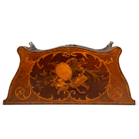 A PAIR OF GEORGE III LACQUERED-GILT-BRONZE-MOUNTED KINGWOOD, HAREWOOD, AMARANTH AND MARQUETRY SERPENTINE COMMODES - photo 4