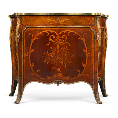 A PAIR OF GEORGE III LACQUERED-GILT-BRONZE-MOUNTED KINGWOOD, HAREWOOD, AMARANTH AND MARQUETRY SERPENTINE COMMODES - photo 5