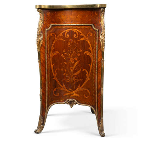 A PAIR OF GEORGE III LACQUERED-GILT-BRONZE-MOUNTED KINGWOOD, HAREWOOD, AMARANTH AND MARQUETRY SERPENTINE COMMODES - photo 6