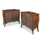 A PAIR OF GEORGE III LACQUERED-GILT-BRONZE-MOUNTED KINGWOOD, HAREWOOD, AMARANTH AND MARQUETRY SERPENTINE COMMODES - photo 7