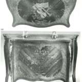 A PAIR OF GEORGE III LACQUERED-GILT-BRONZE-MOUNTED KINGWOOD, HAREWOOD, AMARANTH AND MARQUETRY SERPENTINE COMMODES - photo 10