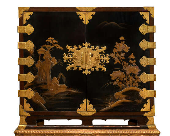 A PAIR OF REGENCE GILT-METAL-MOUNTED BLACK AND GILT JAPANESE LACQUER CABINET-ON-STANDS - photo 6
