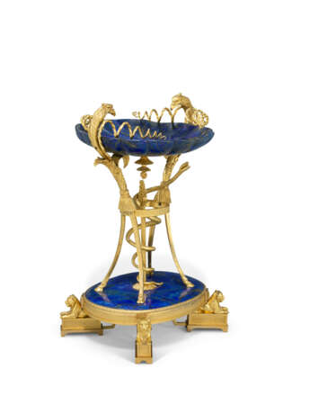 A LATE LOUIS XVI ORMOLU-MOUNTED CARVED LAPIS LAZULI TAZZA - Foto 2